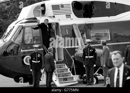 Le président américain Ronald Reagan et sa femme Nancy se déferent d'un hélicoptère devant Winfield House à Regent's Park, Londres. Ils se dirigeaient vers la Normandie, en France, pour participer aux célébrations du jour J. Banque D'Images