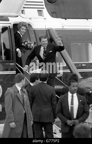 La politique américaine - Ronald et Nancy Reagan - l'aéroport de Heathrow, Londres Banque D'Images