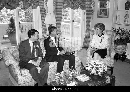 Nancy Reagan, épouse de l'ancien président américain Ronald Reagan, discute des initiatives anti-drogue de la ville de Westminster à Londres avec Barry Legg, whip en chef du Conseil de Westminster (à gauche) et le PDG Michael Purchase de la Metropolitan police. Banque D'Images