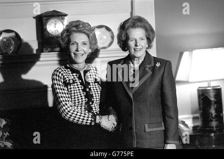 Le Premier ministre Margaret Thatcher salue Nancy Reagan, épouse de l’ancien président américain Ronald Reagan à Downing Street. Banque D'Images
