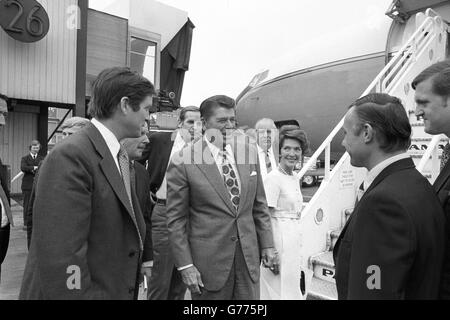 Le gouverneur de Californie, Ronald Reagan, et son épouse, Nancy, ont photographié à l'aéroport d'Heathrow. Ils étaient sur le point de monter à bord d'un vol spécial de l'US Air Force pour une visite à Dublin. Banque D'Images