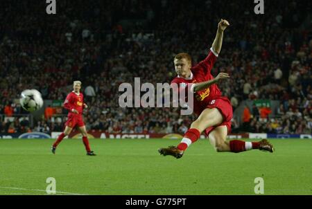 John Arne Riise de Liverpools tire et atteint la barre de croix du FC Basel, lors de leur match du groupe F de la Ligue des Champions au stade Anfield de Liverpool. Banque D'Images