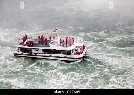 Niagara Hornblower Thunder bateau avec les touristes à Niagara Falls Vue de côté canadien. Banque D'Images