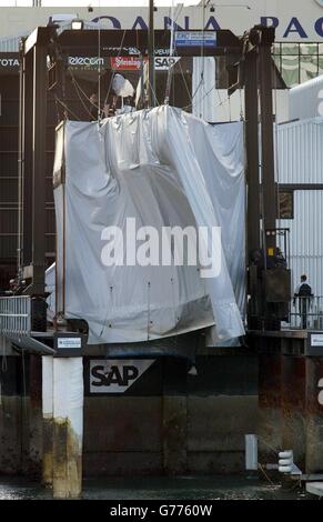 Le yacht de la coupe de l'Amérique de Nouvelle-Zélande est sorti du port de Viaduct d'Auckland entouré d'une énorme jupe en toile de toile pour cacher sa quille et son gouvernail aux équipes en compétition.* les neuf équipes stimulantes ont effectué des essais de dernière minute dans le golfe de Hauraki avant la cérémonie officielle d'ouverture de la coupe Louis Vuitton demain dans la ville de voiles de Nouvelle-Zélande.Le but de la coupe Louis Vuitton est de blanchir les équipes à une seule qui va ensuite défier les détenteurs, Team New Zealand, pour la coupe de l'Amérique en février 2003.Les millions de dollars dépensés pour concevoir et construire ces Banque D'Images