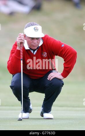 Darren Clarke, en Europe, fait la queue lors de la quatrième balle dans la Ryder Cup au Beffroi, près de Sutton Coldfield. Clarke s'associait Thomas Bjorn contre Tiger Woods aux États-Unis et Paul Azinger le premier jour de la compétition. Banque D'Images