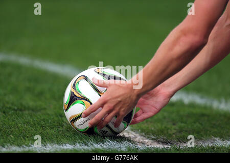 Détail de la balle de match Adidas Brazuca placée dessus le quadrant d'angle Banque D'Images
