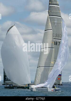 L'équipe britannique de la coupe de l'Amérique GBR Challenge (à droite) traverse le yacht suédois Victory Challenge dans le golfe d'Hauraki, au large d'Auckland, en Nouvelle-Zélande. *...Wight Lightning s'est éloigné du début après avoir forcé les Suédois à traverser la ligne avant le canon faisant le bateau noir complète un tour de pénalité de 360 degrés. GBR a maintenu la tête et est venu à la maison les vainqueurs de 48 secondes. Il donne à l'équipe leur deuxième victoire dans le premier tour de la coupe Louis Vuitton, en suprisant beaucoup. Banque D'Images