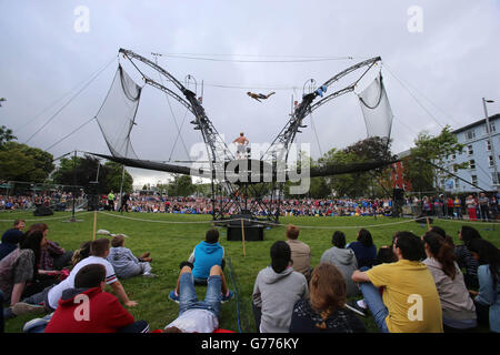 La foule regarde le spectacle acrobatique en plein air, HALLALLI, qui fait partie du Festival international des arts de Galway, sur la place Eyre, ce soir. Banque D'Images