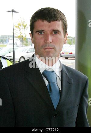 Roy Keane de Manchester United arrive avec Maurice Watkins, avocat de Manchester United, pour l'audience disciplinaire de Keane au stade Reebok, à Bolton. Banque D'Images