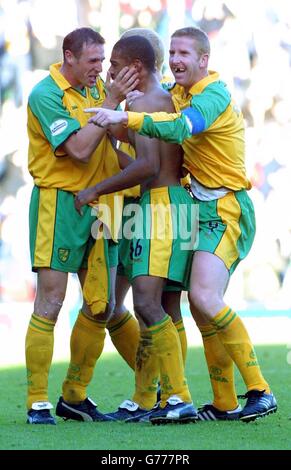 David Nielsen, de Norwich City, est félicité par les coéquipiers Malky Mackay (à gauche) et Iwan Roberts (à droite) après avoir marquant le deuxième but contre Millwall lors de leur match de la division 1 à Carrow Road.Norwich City a battu Millwall 3-1.. Banque D'Images