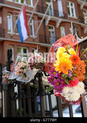 Des fleurs sont déposées devant l'ambassade des pays-Bas à Londres, pour rappeler les passagers qui ont été tués sur le vol malaisien MH17 qui s'est écrasé en Ukraine hier lorsqu'il s'est rendu d'Amsterdam à Kuala Lumpur. Banque D'Images