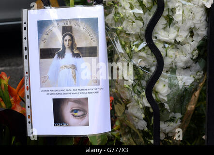 Des fleurs sont déposées devant l'ambassade des pays-Bas à Londres, pour rappeler les passagers qui ont été tués sur le vol malaisien MH17 qui s'est écrasé en Ukraine hier lorsqu'il s'est rendu d'Amsterdam à Kuala Lumpur. Banque D'Images