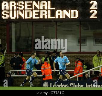 Marcus Stewart de Sunderland (à droite) célèbre le deuxième but avec Darren Williams (à gauche), un autre gardien de but, alors qu'ils battent Arsenal 3-2, lors de leur troisième partie de la coupe Worthington à Highbury. Banque D'Images