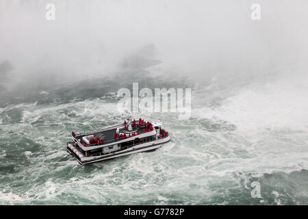 Niagara Hornblower Thunder bateau avec les touristes à Niagara Falls Vue de côté canadien. Banque D'Images