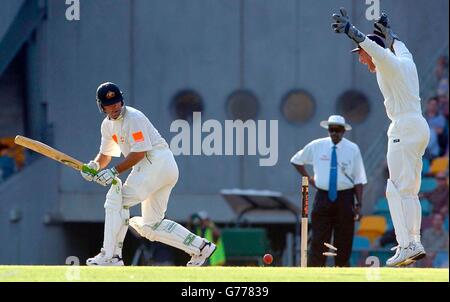 - PAS D'UTILISATION COMMERCIALE: Le batteur australien Ricky Ponting (à gauche) est entré en fonction, lors du premier test au terrain de cricket de Gabba. Banque D'Images