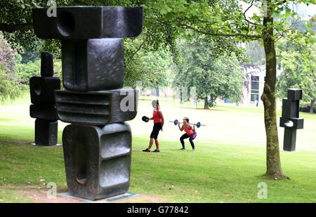 Rebekah Jepson et Danille Heald-Brown participent à une représentation en plein air de Breathe Harder de Helen Benigson au Yorkshire Sculpture Park, à l'ouest de Bretton. Banque D'Images