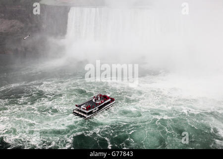 Niagara Hornblower Thunder bateau avec les touristes à Niagara Falls Vue de côté canadien. Banque D'Images