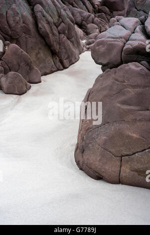 Mer et rochers de grès torridon usés météorologiques exposées par la marée basse à Mellon Udrigle, Wester Ross, Scotland. Banque D'Images