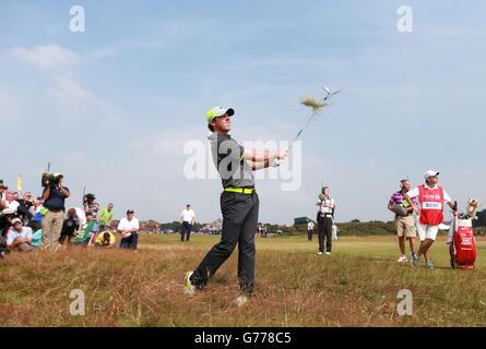 Rory McIlroy d'Irlande du Nord joue à travers le brut sur le 5ème trou pendant le deuxième jour de l'Open Championship 2014 au Royal Liverpool Golf Club, Hoylake. Banque D'Images