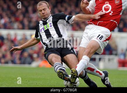Alan Shearer de Newcastle United se lance dans un match contre Pascal Cygan d'Arsenal, lors de son match de First ership de FA Barclaycard au stade Highbury d'Arsenal à Londres. Banque D'Images