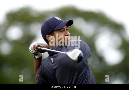 Le Tigre Woods des États-Unis a frappé son tee-shirt de tir le huitième lors du deuxième tour du Championnat American Express 2002, au parcours de golf Mount Juliet, Co Kilkenny, République d'Irlande. Banque D'Images