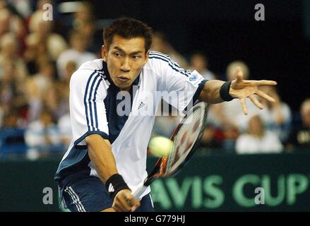 Le Paradorn de Thaïlande, Srichaphan, en action contre Martin Lee de Grande-Bretagne lors du match de tennis de la coupe Davis entre la Grande-Bretagne et la Thaïlande au NIA, Birmingham. Banque D'Images