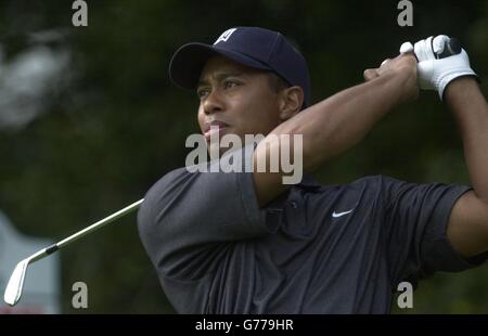 America's Tiger Woods atteint son tee-shirt tiré au 18, au parcours de golf Mount Juliet, Co Kilkenny, République d'Irlande, lors du deuxième tour du Championnat American Express 2002.Woods et son joueur, Steve Lowery, ont terminé la journée respectivement quatorze et onze sous. Banque D'Images