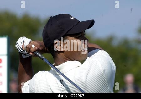 American golfe Tiger Woods joue son tee shot au deuxième trou du parcours de golf Mount Juliet, Co Kilkenny, République d'Irlande, au troisième tour du Championnat American Express 2002. Woods a commencé son tour en tête avec quatorze sous le par. Banque D'Images