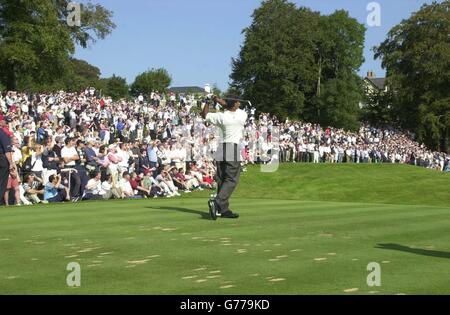 Le golfeur américain Tiger Woods joue son tee shot au troisième trou du parcours de golf Mount Juliet, Co Kilkenny, République d'Irlande, au troisième tour du Championnat American Express 2002. Woods a commencé son tour en tête avec quatorze sous le par. Banque D'Images