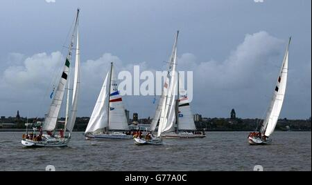 La flotte arrondissez la première marque au début de la Clipper 2002 Round the World Yacht Race à l'Albert Dock de Liverpool. La première étape de la course de 11 mois a été reportée de 24 heures en raison de vents forts laissant les huit bateaux identiques assis port avant de courir à Cascais au Portugal. *..de là, ils continueront sur Cuba, Hawaii, Hong Kong, Maurice et New York. Les équipages sont composés de marins amateurs qui ont subi un programme d'entraînement de rigore pour participer à la course la plus longue du monde. Banque D'Images