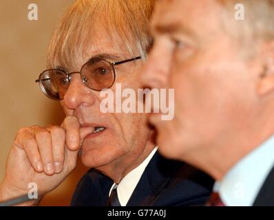 Le président de la FOM Bernie Ecclestone lors de la conférence de presse de l'organe directeur du Hilton Hotel Heathrow Formula One a annoncé des changements dans les règles qui interdisent effectivement les ordres d'équipe qui interfèrent avec le résultat de la course. *... la réunion à Londres a également décidé de changer le chemin des points attribués de la saison prochaine. 17/03/04: La Formule un Boss Bernie Ecclestone, qui a été critique du nouveau format de qualification du sport. Banque D'Images