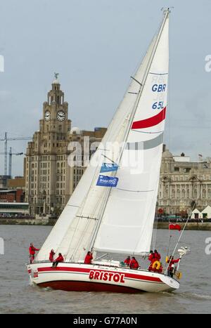 L'équipage du Bristol Clipper commence après le début de la course Clipper 2002 à Liverpool Albert Docks. La première étape de la course de 11 mois a été reportée de 24 heures en raison de vents forts laissant les huit bateaux identiques assis port avant de courir à Cascais au Portugal. *..de là, ils continueront sur Cuba, Hawaii, Hong Kong, Maurice et New York. Les équipages sont composés de marins amateurs qui ont subi un programme d'entraînement de rigore pour participer à la course la plus longue du monde. Banque D'Images