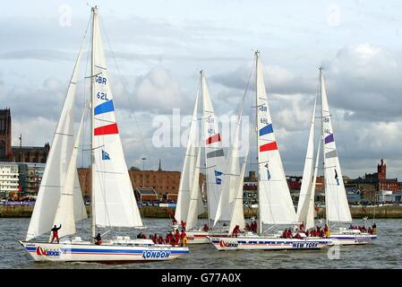 Le début de la Clipper 2002 Round the World Yacht Race à l'Albert Dock de Liverpool. La première étape de la course de 11 mois a été reportée de 24 heures en raison de vents forts laissant les huit bateaux identiques assis port avant de courir à Cascais au Portugal. *... de là, ils continueront sur Cuba, Hawaï, Hong Kong, Maurice et New York. Les équipages sont composés de marins amateurs qui ont subi un programme d'entraînement de rigore pour participer à la course la plus longue du monde. Banque D'Images