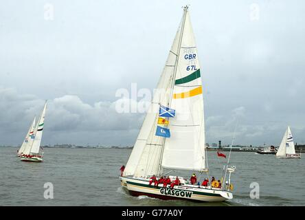 L'équipage du Glasgow Clipper commence au début de la Clipper 2002 Round the World Yacht Race, à l'Albert Dock de Liverpool. La première étape de la course de 11 mois a été reportée de 24 heures en raison de vents forts laissant les huit bateaux identiques assis port avant de courir à Cascais au Portugal. *..de là, ils continueront sur Cuba, Hawaii, Hong Kong, Maurice et New York. Les équipages sont composés de marins amateurs qui ont subi un programme d'entraînement de rigore pour participer à la course la plus longue du monde. Banque D'Images