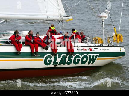 L'équipage du Clipper de Glasgow commence au début de la course de Clipper 2002 Round the World Yacht Race à l'Albert Dock de Liverpool. La première étape de la course de 11 mois a été reportée de 24 heures en raison de vents forts laissant les huit bateaux identiques assis port avant de courir à Cascais au Portugal. *..de là, ils continueront sur Cuba, Hawaii, Hong Kong, Maurice et New York. Les équipages sont composés de marins amateurs qui ont subi un programme d'entraînement de rigore pour participer à la course la plus longue du monde. Banque D'Images