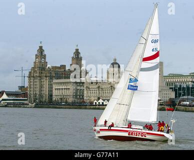 L'équipage du Bristol Clipper commence après le début de la course Clipper 2002 à Liverpool Albert Docks. La première étape de la course de 11 mois a été reportée de 24 heures en raison de vents forts laissant les huit bateaux identiques assis port avant de courir à Cascais au Portugal. *... de là, ils continueront sur Cuba, Hawaï, Hong Kong, Maurice et New York. Les équipages sont composés de marins amateurs qui ont subi un programme d'entraînement de rigore pour participer à la course la plus longue du monde. Banque D'Images