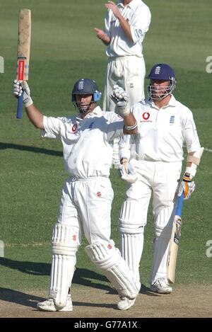 Le capitaine d'Angleterre Nasser Hussain célèbre son siècle, avec Alec Stewart (à droite), pendant le match au WACA Ground, Perth, en Australie. Banque D'Images