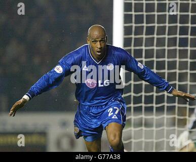 Brian Deane, de Leicester City, célèbre le but gagnant alors qu'il bat Coventry City 2-1, lors du match Nationwide Division One au stade Walkers, Leicester. PAS D'UTILISATION DU SITE WEB DU CLUB OFFICIEUX. Banque D'Images