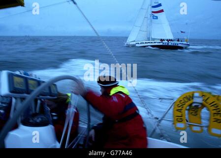 Dave Bright dirige Glasgow Clipper après New York Clipper dans la course irlandaise de navigation de plaisance The Clipper 2002 Round the World Yacht Race. La première étape de la course de 11 mois se déroule entre Liverpool et Cascais au Portugal. *... de là, ils continueront sur Cuba, Hawaï, Hong Kong, Maurice, et New York avec les équipages composés de marins amateurs qui ont subi un programme de formation de rigore. Banque D'Images