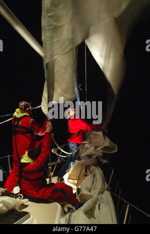 Rupert Parkhouse (au centre) et son équipage à bord de Glasgow Clipper tentent de démêler un spinnaker enveloppé autour de la partie avant de leur yacht, dans la mer d'Irlande pendant la Clipper 2002 Round the World Yacht Race.*... la première étape de la course de 11 mois a lieu entre Liverpool et Cascais au Portugal.De là, ils continueront sur Cuba, Hawaï, Hong Kong, Maurice et New York avec les équipages composés de marins amateurs qui ont subi un programme d'entraînement de rigore. Banque D'Images