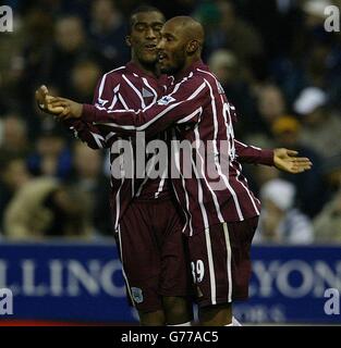 Nicolas Anelka (à droite) de Manchester City célèbre le but d'ouverture avec Sylvain Distin (à gauche) lors du match de Premiership FA Barclaycard aux Hawthorns, West Bromwich. West Bromm a été défait 1-2. Banque D'Images