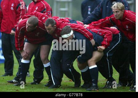 Lewis Moody, en Angleterre, est la première rangée de Phil Vicery (L-R), Steve Thopmson et Jason Leonard s'entraîner pendant l'entraînement de l'équipe à l'hôtel Pennyhill Park de Bagshot, Surrey. Banque D'Images