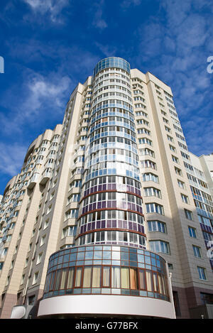 Appartement en copropriété ou immeuble d'architecture moderne dans la ville au centre-ville Banque D'Images