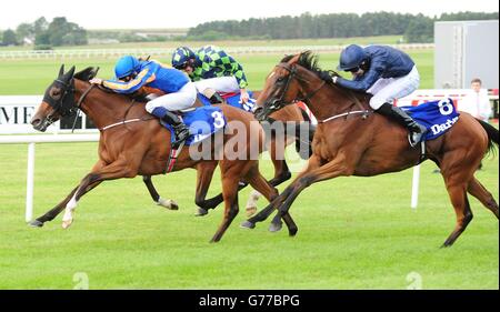 Courses hippiques - Darley Irish Oaks Day - Curragh Racecourse.Le bracelet monté par Colm O'Donoghue (à gauche) remporte les Darley Irish Oaks lors de la Darley Irish Oaks Day au Curragh Racecourse, dans le comté de Kildare. Banque D'Images