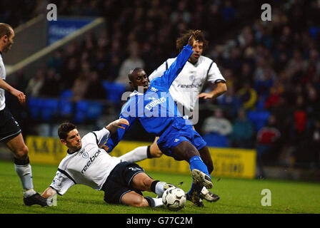 Jimmy-Floyd Hasselbaink de Chelsea (au centre à droite) est attaqué par Bolton Wanderers Anthony Barness lors de leur match de First ership de FA Barclaycard contre Chelsea au stade Reebok de Bolton. Bolton Wanderers en a tiré 1-1 avec Chelsea. Banque D'Images