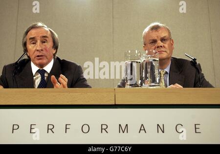 Jackie Stewart (à gauche), l'ancienne championne du Grand Prix et directrice de Jaguar, et Richard Parry-Jones, vice-président du groupe Ford - et leur chef de Formule 1 - parlent aux journalistes lors d'une conférence de presse Jaguar Racing à l'hôtel Landmark. *..Jaguar a saccagé le chef de l'équipe Niki Lauda mardi après une nouvelle saison décevante. *..l'autrichien, qui a remporté le championnat du monde trois fois en tant que pilote, a payé le prix pour une autre saison embarrassante au cours de laquelle un défaut de conception sur la nouvelle voiture a vu les Jaguars traîner à l'arrière de la grille au début de la saison. Banque D'Images