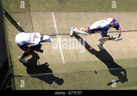 USAGE ÉDITORIAL UNIQUEMENT.AUCUNE UTILISATION COMMERCIALE.James Foster (à gauche) et Stephen Harmison, le gardien de rue de l'Angleterre, dans les filets du WACA Ground, à Perth, en Australie. Banque D'Images