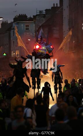 Acrobatique, pyromotechnie et dragons géants en mouvement, avec les sons d'une partition de rock-opéra jouée par des musiciens en direct dans un spectacle appelé 'Dragonus' dans les rues de Galway dans le cadre du Galway International Arts Festival. Banque D'Images