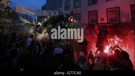 Acrobatique, pyromotechnie et dragons géants en mouvement, avec les sons d'une partition de rock-opéra jouée par des musiciens en direct dans un spectacle appelé 'Dragonus' dans les rues de Galway dans le cadre du Galway International Arts Festival. Banque D'Images