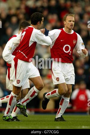 Dennis Bergkamp d'Arsenal (à l'extrême droite) célèbre le but d'ouverture contre Oxford United avec des coéquipiers, lors de leur match de la troisième ronde de la coupe FA au Highbury Ground d'Arsenal. Banque D'Images